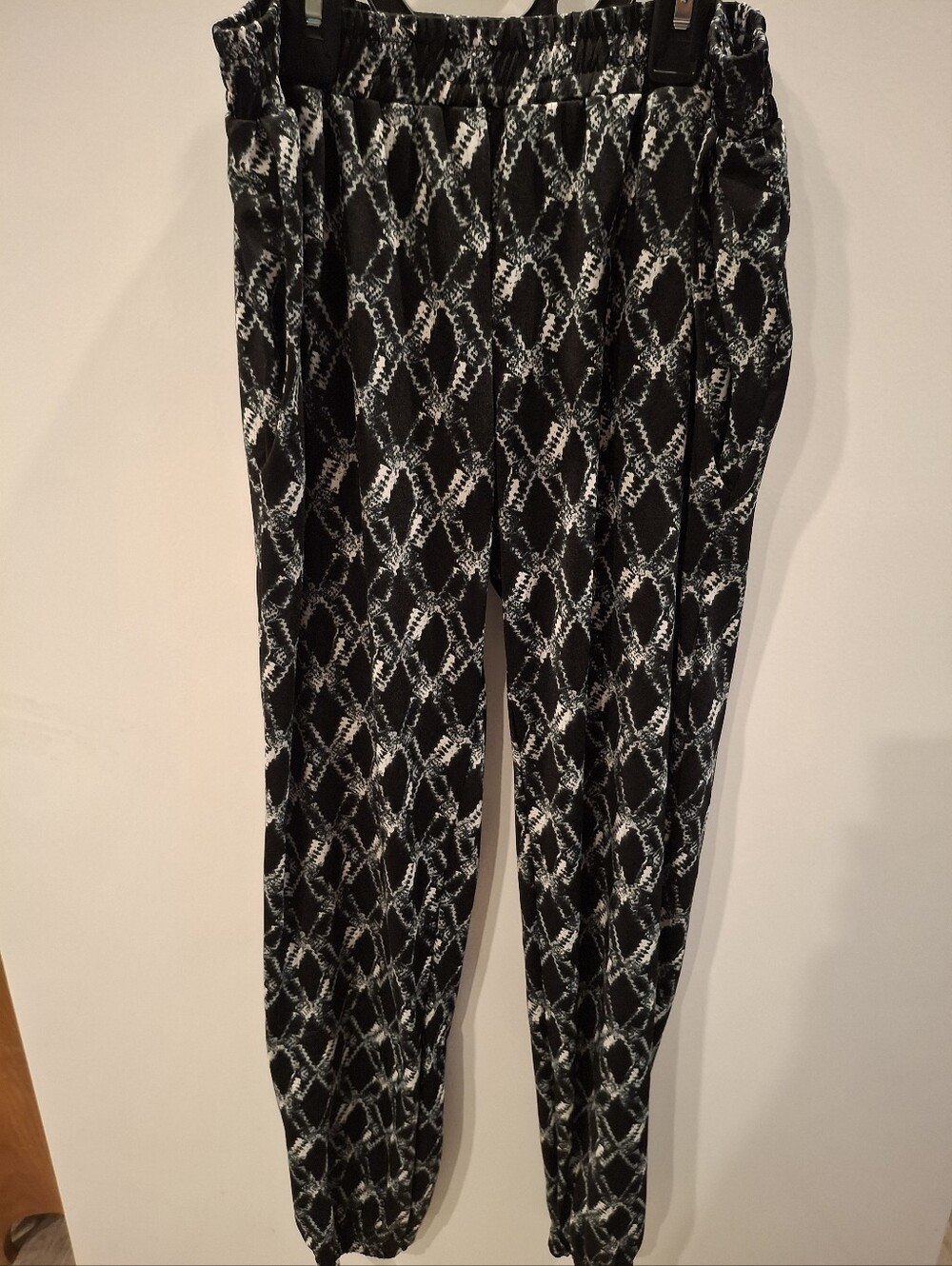 Veronica M Black & White Diamond-Print Jogger Pants